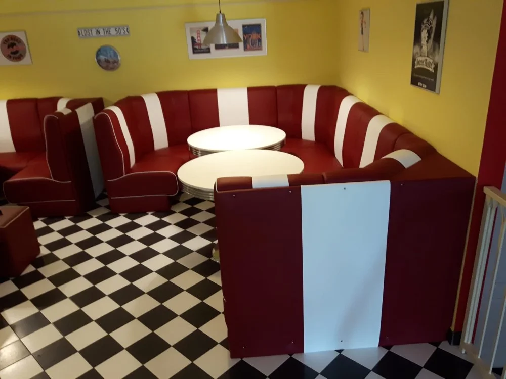 Mek-Pers-Bar-&-Grill-restoran — rad 9, tapeciranje Romana